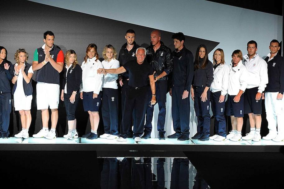 Giorgio Armani con la squadra dei Giochi di Londra 2012